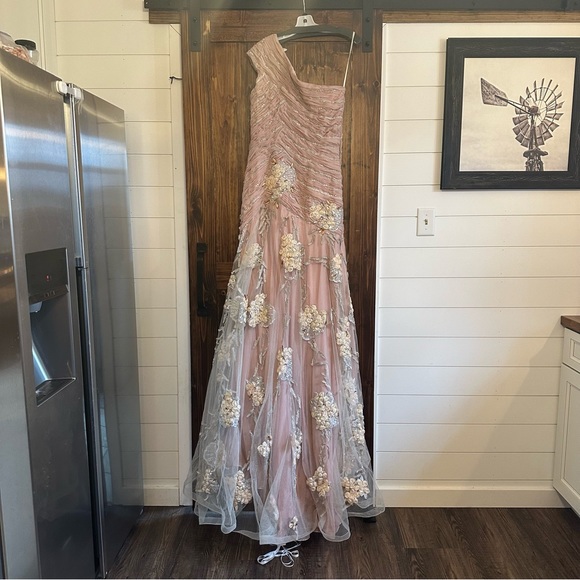 Stunning pink shimmering formal dress - Picture 5 of 12